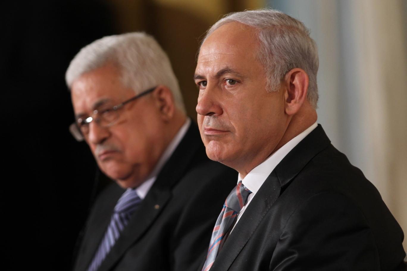 رئيس الحكومة الصهيونية بنيامين نتنياهو ورئيس السلطة الفلسطينية محمود عباس